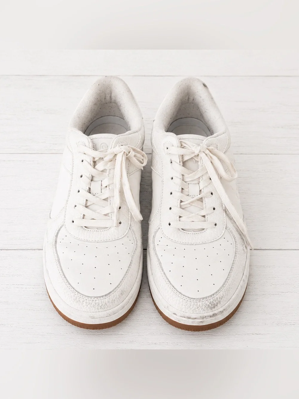 Alo Yoga Minimalist Monochrome White Leather Low Top Lace Up Sneakers W10/M8.5